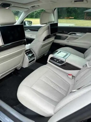 Tylna kanapa i wyposażenie multimedialne auta premium