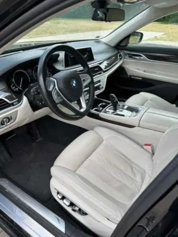 Przednia część wnętrza i kokpit samochodu premium